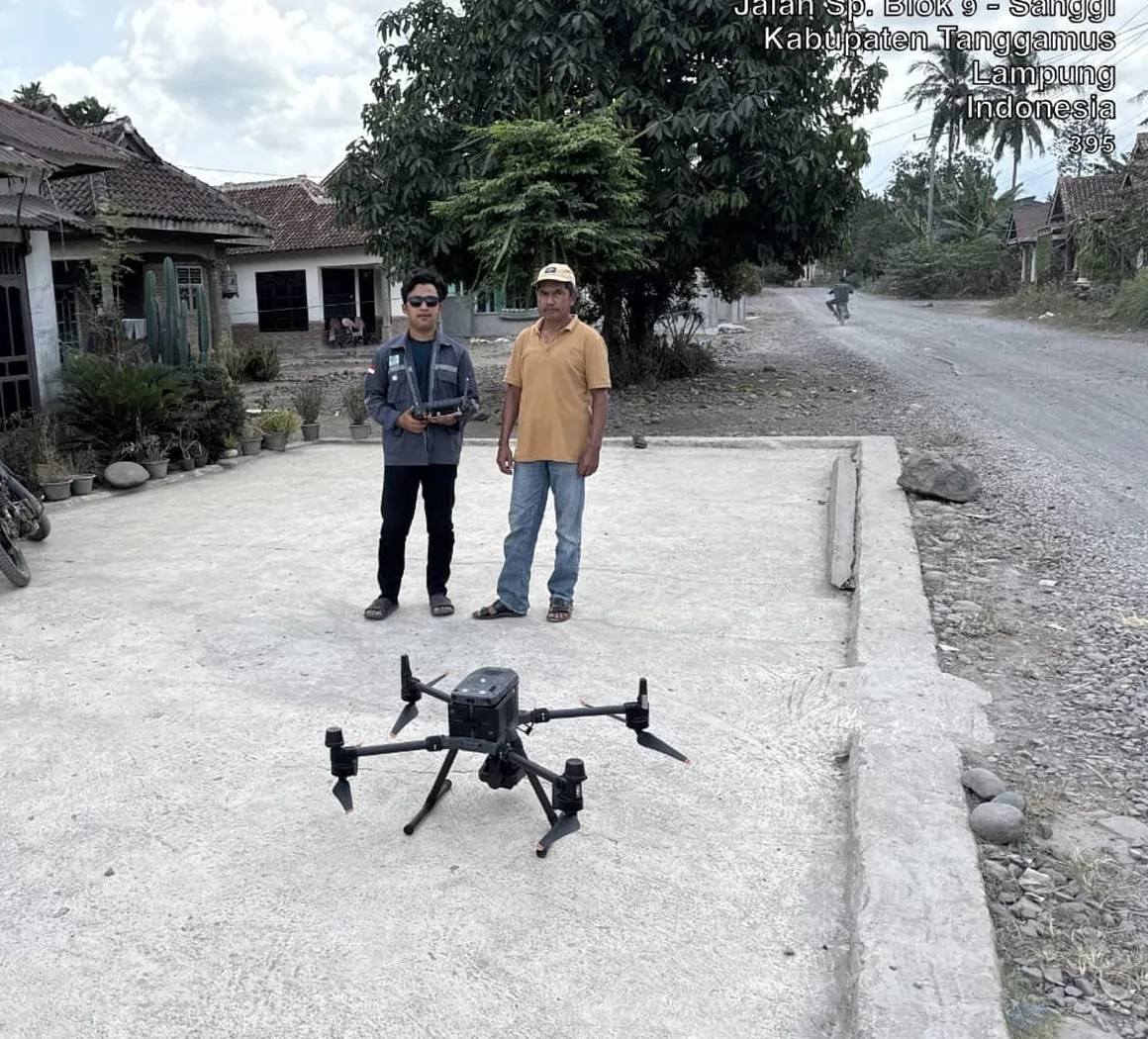Pilot Anugerah Lens mengoperasikan drone enterprise saat pemetaan udara di Tanggamus, Lampung