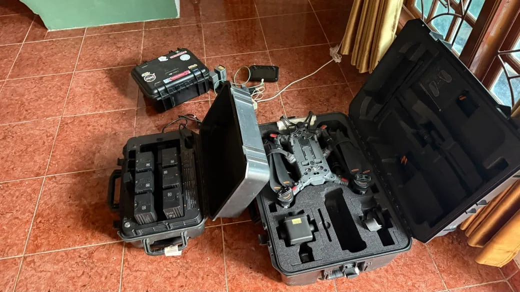Peralatan drone profesional Anugerah Lens: unit drone, baterai, dan hard case